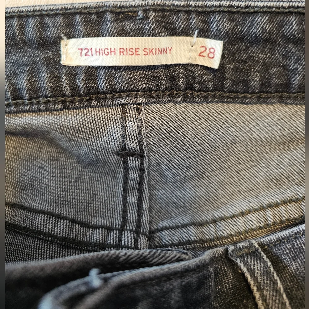 Levi’s 721 high rise skinny jeans sz 28 Faded black/gray wash distressed knees - Picture 4 of 5